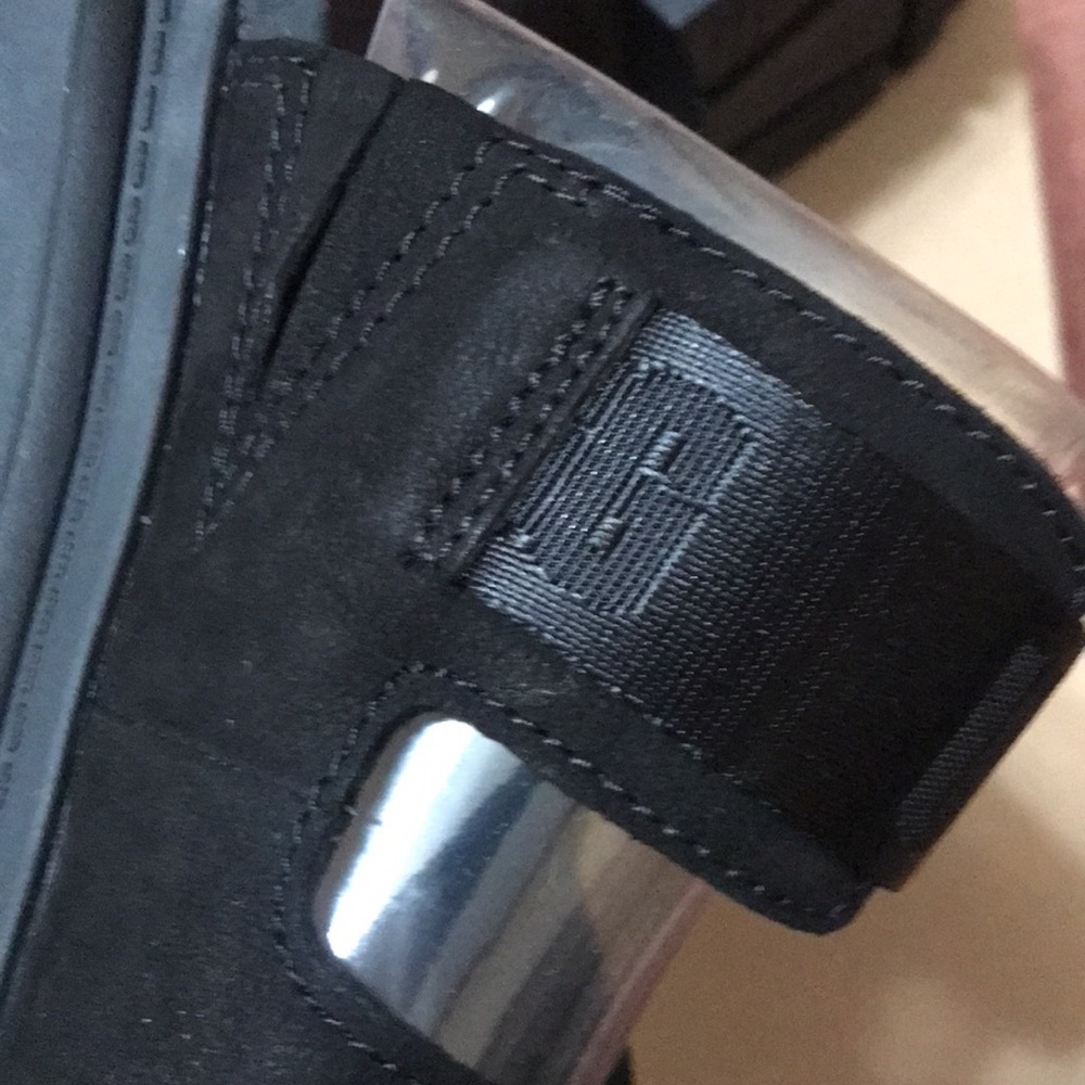 UGG brand new shoes with Velcro black - Picture 10 of 17